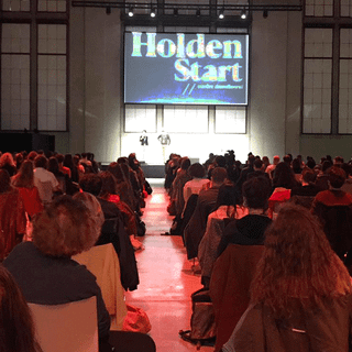 Holden Start, il festival dà il via all’anno più pazzo della scuola: “Adattiamoci al mondo con creatività” [VIDEO]