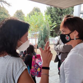 bambini con adulti in cortile
