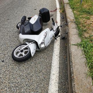 Grugliasco, senza patente cade con lo scooter del collega nei pressi del Caat