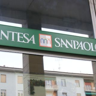 Grugliasco, cliente di una filiale Intesa Sanpaolo ferito da un mattone che ha sfondato il controsoffitto