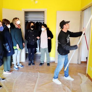 persone che ritinteggiano una casa