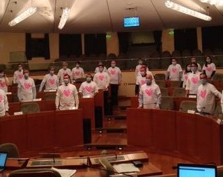 Un &quot;cuore rosa&quot; in Consiglio regionale per promuovere la prevenzione dei tumori femminili e sostenere la ricerca