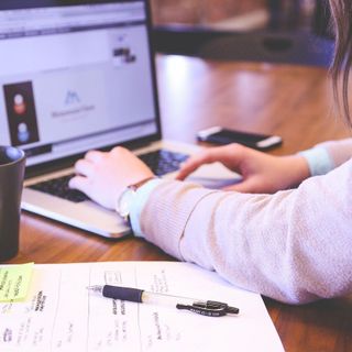 donna che scrive al computer