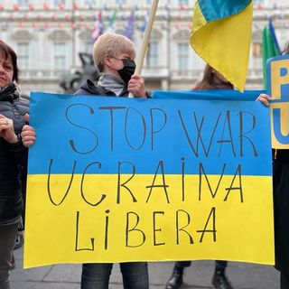 bandiera ucraina e scritte contro la guerra