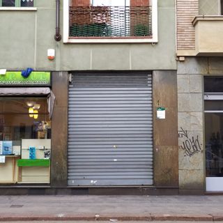 negozio con le serrande abbassate