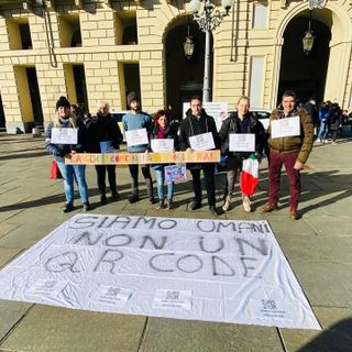 Protesta contro il green pass in piazza Castello
