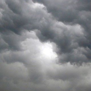 cielo con nubi scure