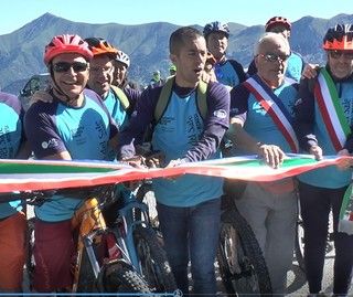 Pedalata promozionale sull'Alta Via del Sale, la strada bianca in quota più bella d'Europa (VIDEO)
