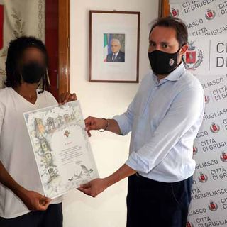 Grugliasco, festa in Comune per il giovane Jamir, che ha soccorso una donna in difficoltà