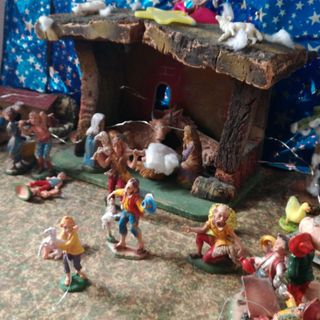Presepe di casa con casetta, angeli pastori e pecorelle