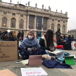 studenti in dad in piazza Castello