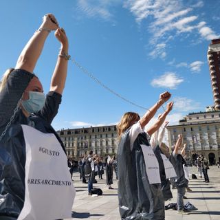 A Torino gli infermieri si incatenano davanti alla Regione: “Gli eroi sono stati dimenticati” [VIDEO e FOTO]