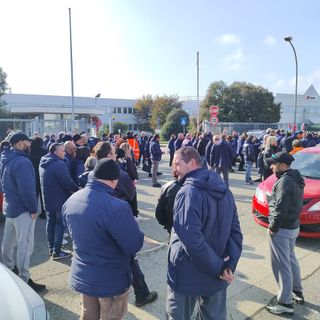 protesta davanti alla Lear di Grugliasco