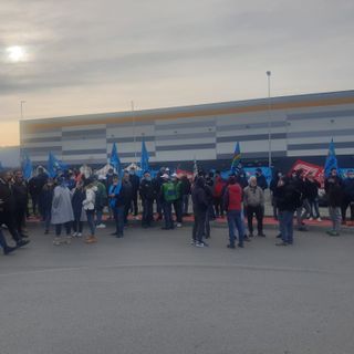 Protesta davanti a stabilimento Amazon