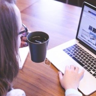 Persona davanti al pc