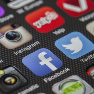 schermo di uno smartphone con app