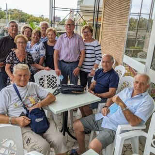 Persone sedute su un balcone