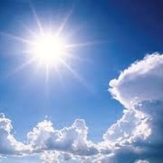 sole nel cielo con nuvole bianche