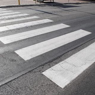 L'attraversamento pedonale è all'intersezione con via don Caustico