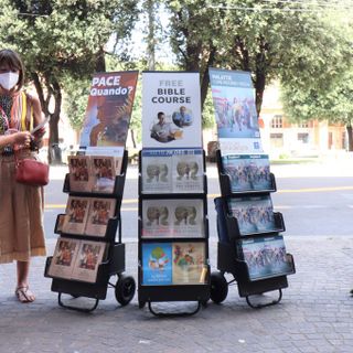 persone intorno a espositore