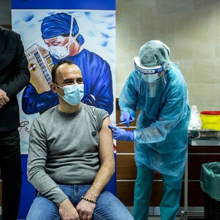 Un uomo riceve il vaccino anti Covid