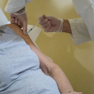 Vaccini, in Liguria boom di prenotazioni dei turisti piemontesi: in 1.377 riceveranno la seconda dose al mare
