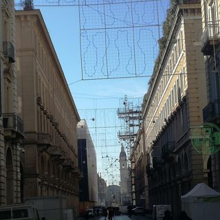via Roma con addobbi natalizi