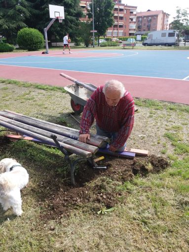 Agostino Crociani al lavoro per rimettere a posto la panchina rotta dai vandali