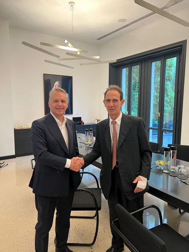 Due persone insieme che si stringono la mano Due persone insieme che si stringono la mano