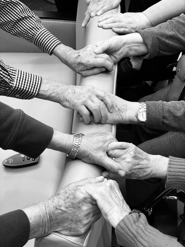 foto di mani di persone anziane