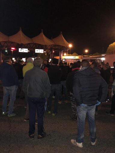 Foto della protesta tratta dalla pagina Facebook "Frutta & Verdura Noi Frutta S.a.s" Foto della protesta tratta dalla pagina Facebook "Frutta & Verdura Noi Frutta S.a.s"