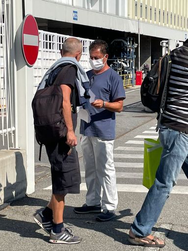 volantinaggio fuori dai cancelli volantinaggio fuori dai cancelli