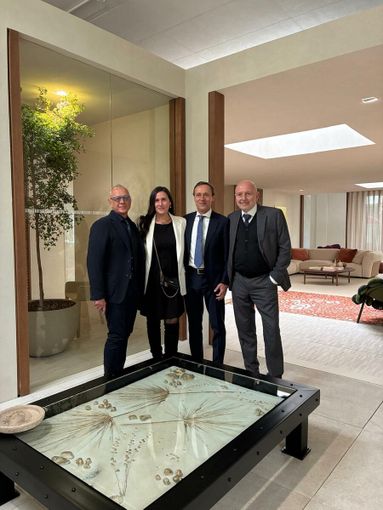 Da sinistra, Francesco Nova, Chiara Osnago Gadda, Massimo Senini e Mariano Giovanni Carozzi, davanti al tavolo/scultura realizzato dall’artista Didone, con il piano in materiale NOAI di Senini. Da sinistra, Francesco Nova, Chiara Osnago Gadda, Massimo Senini e Mariano Giovanni Carozzi, davanti al tavolo/scultura realizzato dall’artista Didone, con il piano in materiale NOAI di Senini.