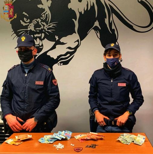 Prende il reddito di cittadinanza, ma spaccia per arrotondare: arrestato un 46enne di Grugliasco