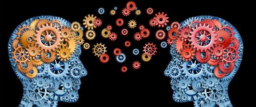 Disegno con due cervelli che comunicano con rotelle di un ingranaggio Disegno con due cervelli che comunicano con rotelle di un ingranaggio