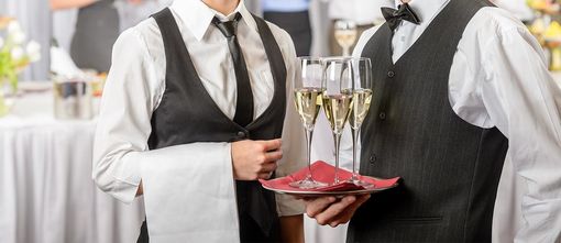 camerieri al lavoro con vassoi e bicchieri camerieri al lavoro con vassoi e bicchieri