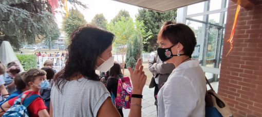 bambini con adulti in cortile bambini con adulti in cortile