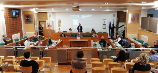 Foto di archivio di un Consiglio comunale a Grugliasco Foto di archivio di un Consiglio comunale a Grugliasco