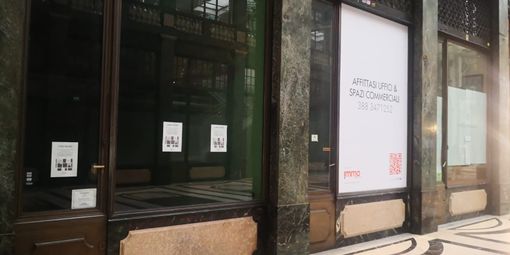 negozi chiusi e saracinesche abbassate negozi chiusi e saracinesche abbassate