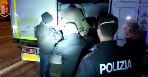 Arrestato passeur iracheno in alta Val Susa mentre cercava di far salire 10 migranti in un tir in sosta (VIDEO)