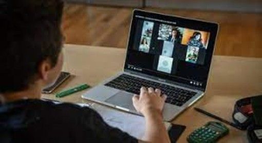 studente alle prese con un computer studente alle prese con un computer