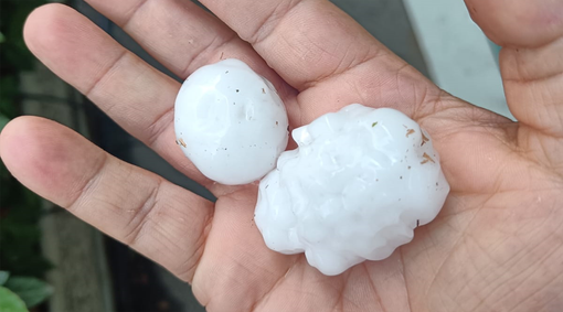 chicchi di grandine in una mano chicchi di grandine in una mano