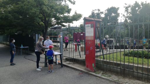 Misurazione della temperatura all'esterno di una struttura estiva per ragazzi Misurazione della temperatura all'esterno di una struttura estiva per ragazzi