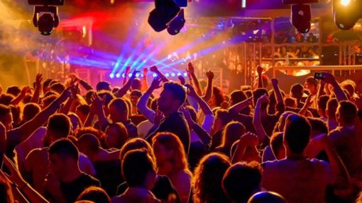 discoteca piena di avventori