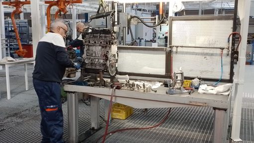 operaio al lavoro in fabbrica
