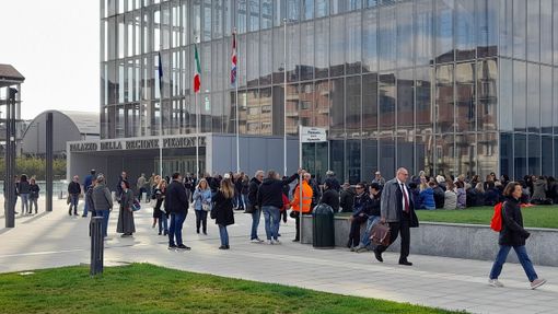 protesta dei lavoratori davanti al grattacielo della Regione