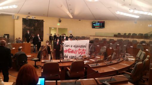 protesta contro assessore marrone