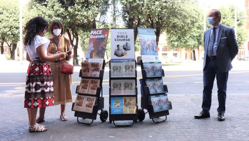 persone intorno a espositore