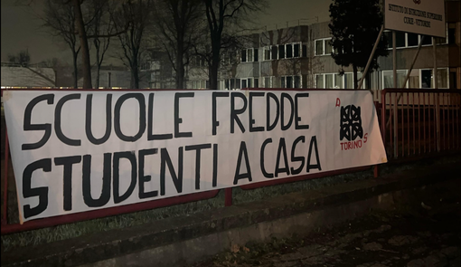 &quot;Scuole fredde, studenti a casa&quot;, lo striscione di Azione studentesca davanti al Curie-Vittorini di Grugliasco