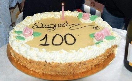 Una grande torta di auguri per i 100 anni
